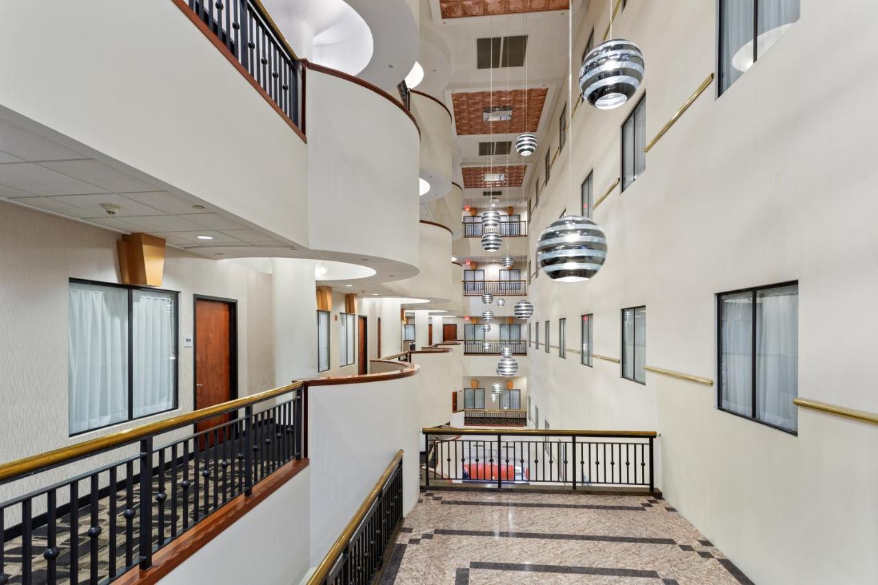 Отель Wyndham Garden Baronne Plaza Новый Орлеан Экстерьер фото